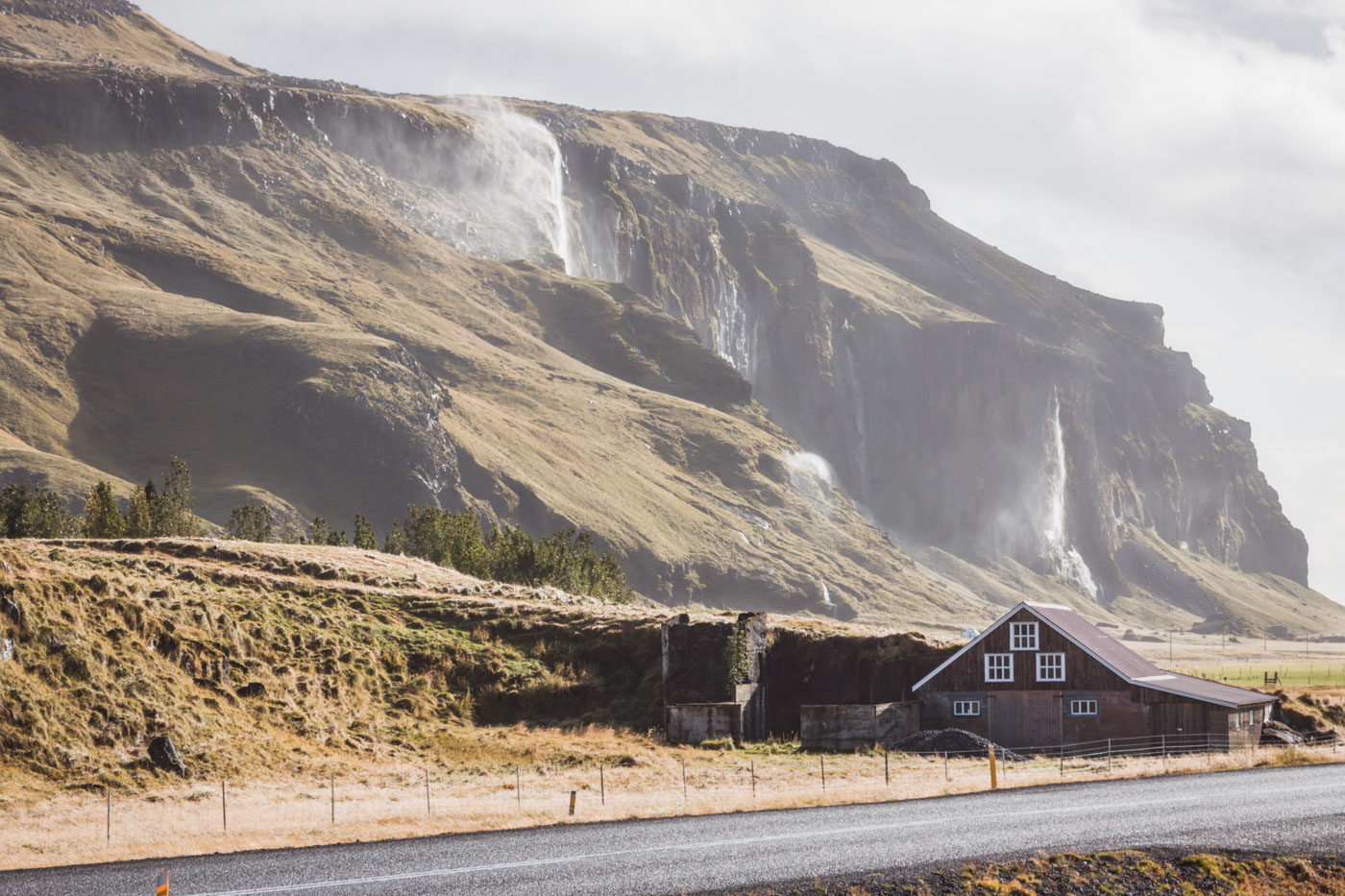 Islandia, droga obok wodospadu Seljalandsfoss